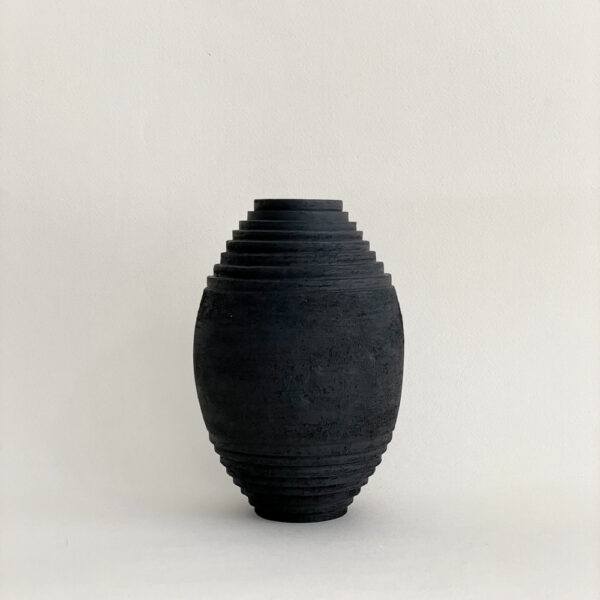 Petit vase Antipodes en grès noir chamotté – Laure Pollet