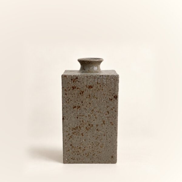 Petit vase Monolithe I en grès gris moucheté – Laure Pollet