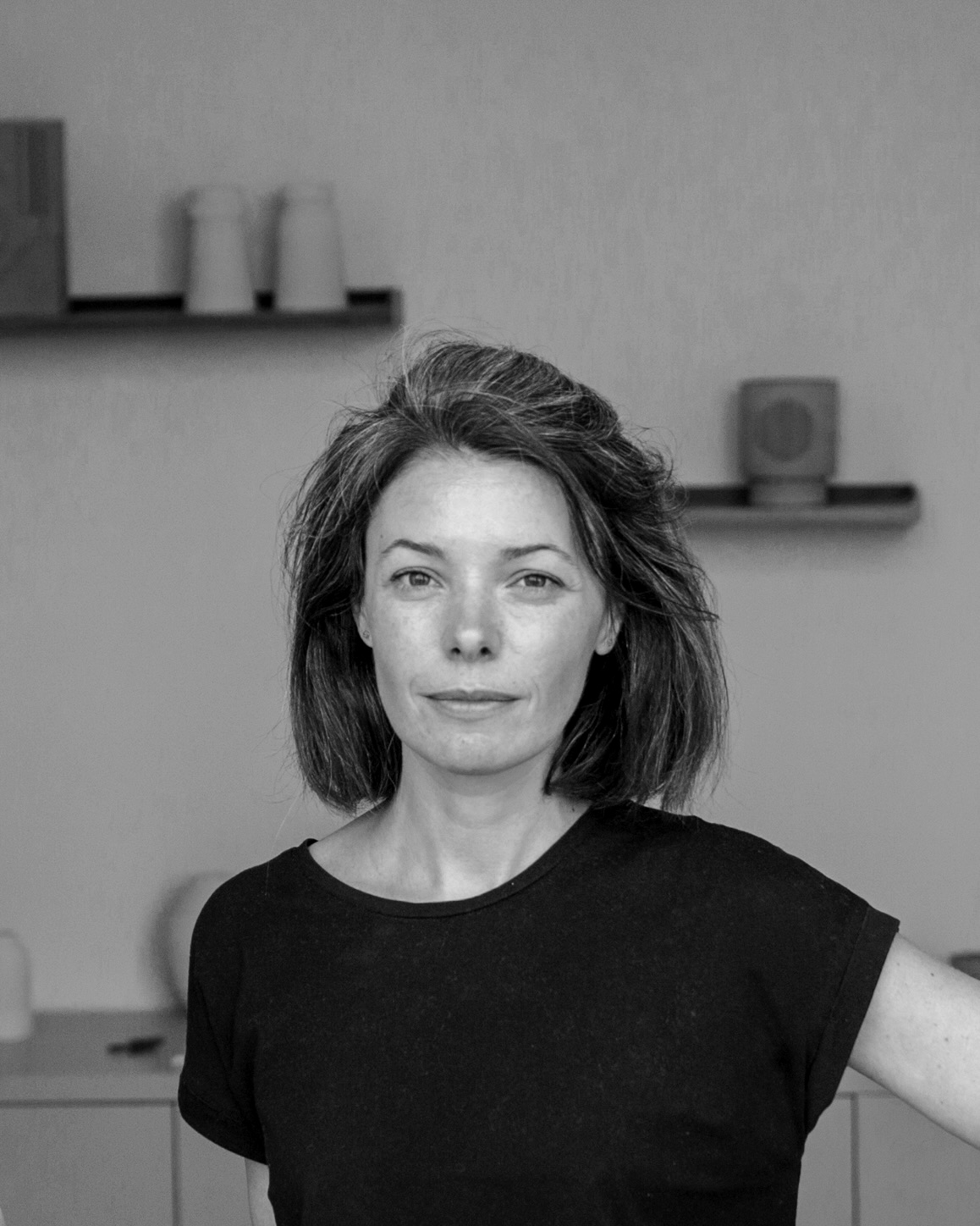 Portrait en noir et blanc de Laure Pollet, céramiste, dans son atelier à Montmartre